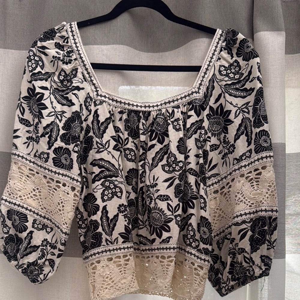 Christian Siriano Smocked Puff Sleeve Blouse in Black and Cream